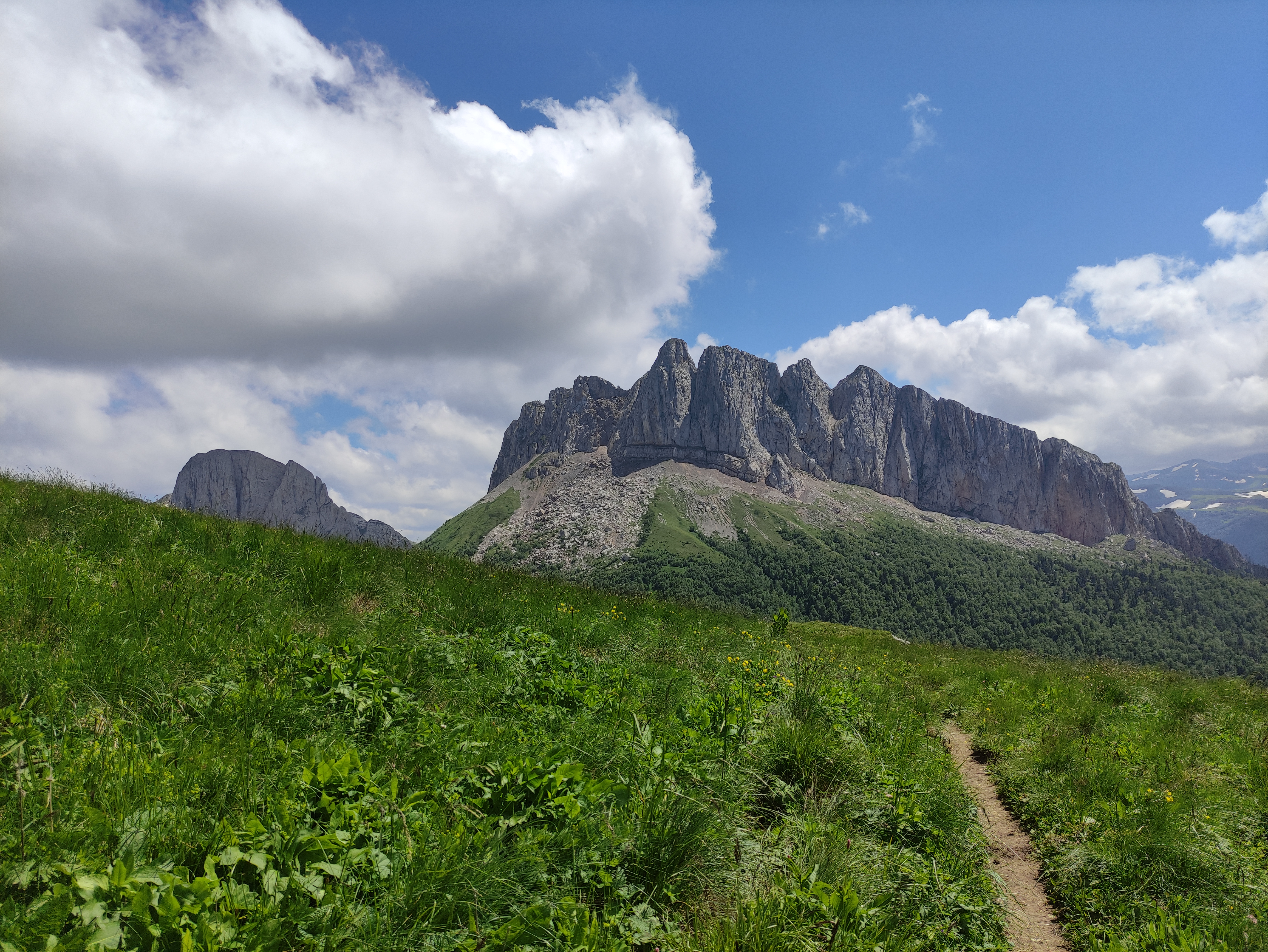 Большой Тхач in 2025 Hiking pics, Travel dreams, Scenery