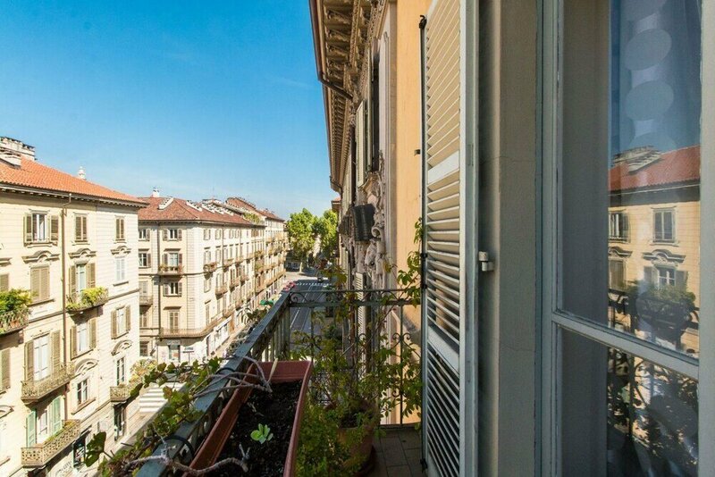 Апартаменты Porta Nuova & Parco del Valentino Roomy Flat в Турине