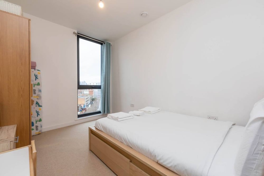 Фото Spacious 2 Bedroom Flat With City Views in Bermondsey