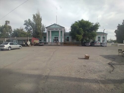 Той көйлегін киіп көру