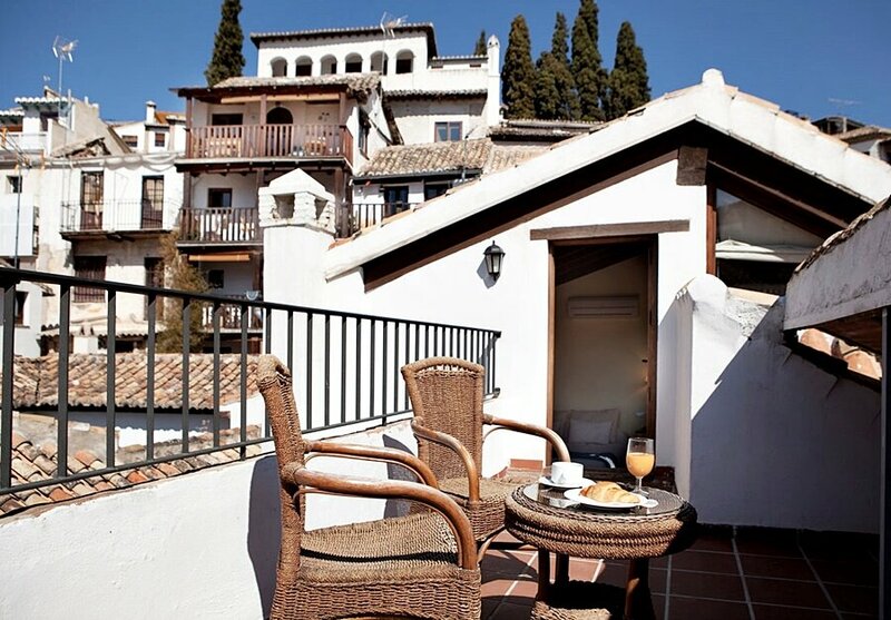 Гостиница Suites Casa Cuesta del Agua Apartamentos в Гранаде
