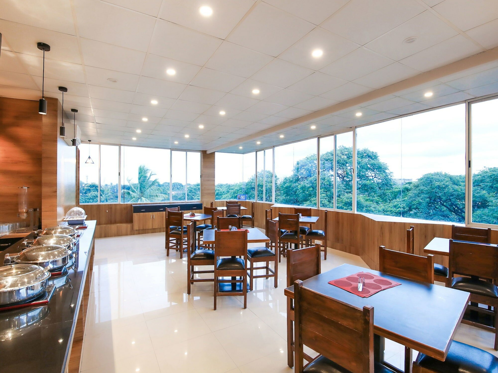 Фото Capital O 18430 The Dawn Hotel