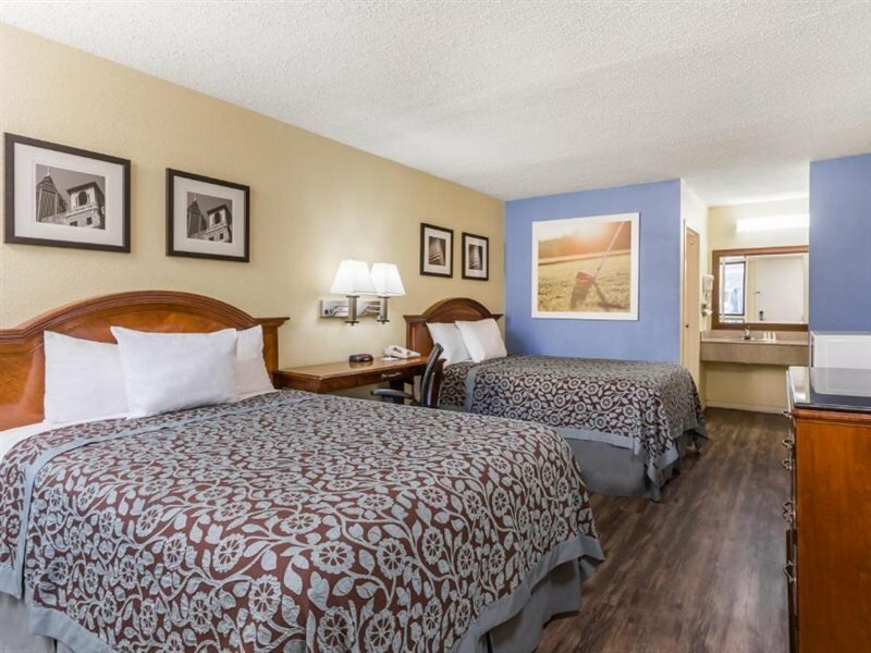 Фото Days Inn by Wyndham College Park Airport Best Road