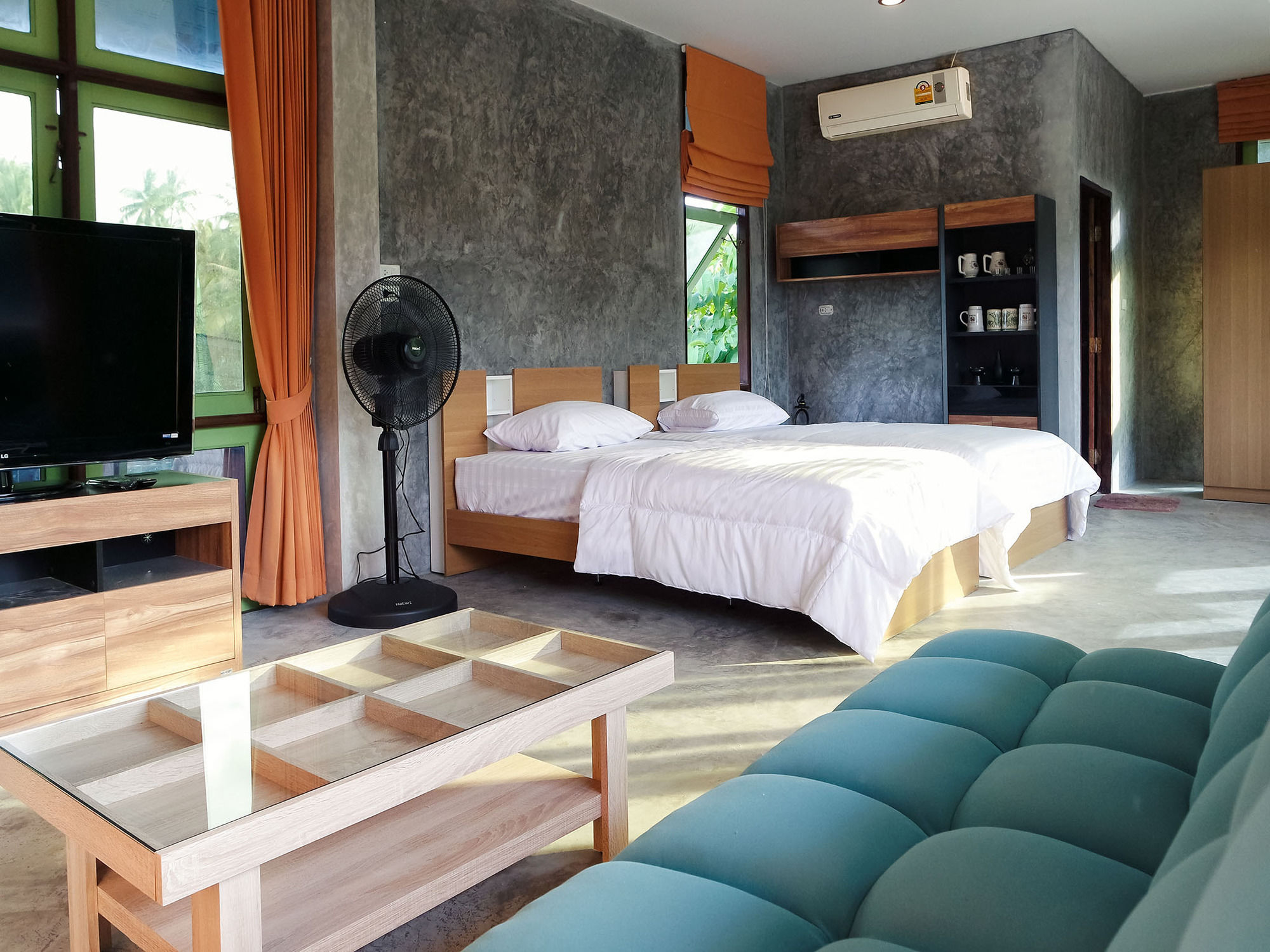 Фото Tonmai Suites