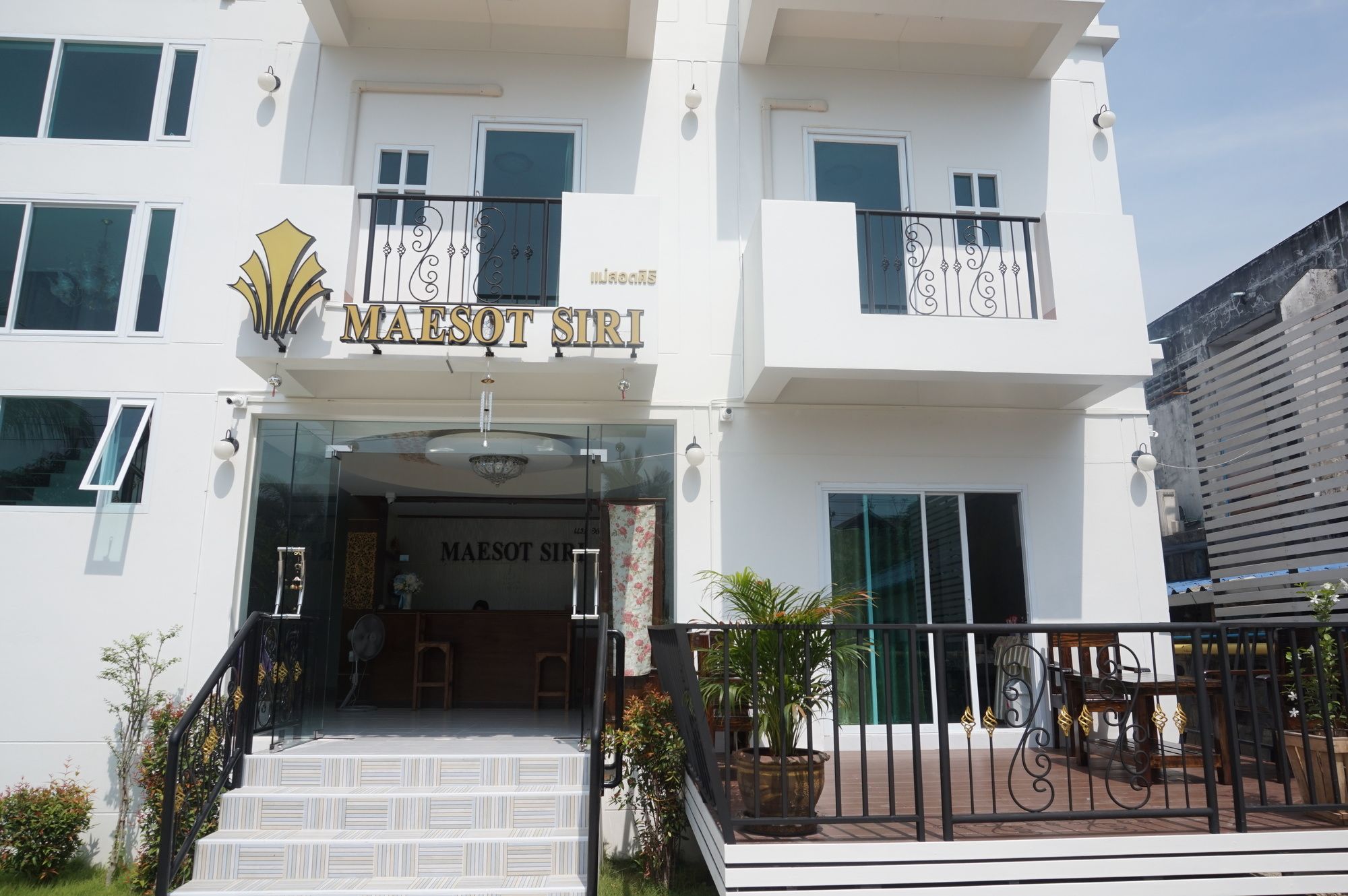 Фото Maesot Siri Hotel