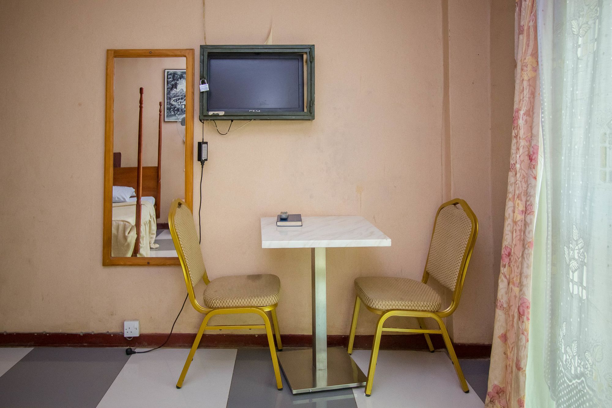 Фото Chez Johnson Hotel