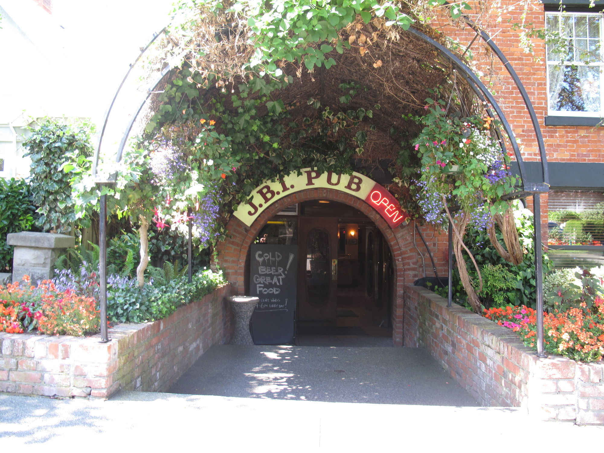 Фото James Bay Inn Hotel & Suites