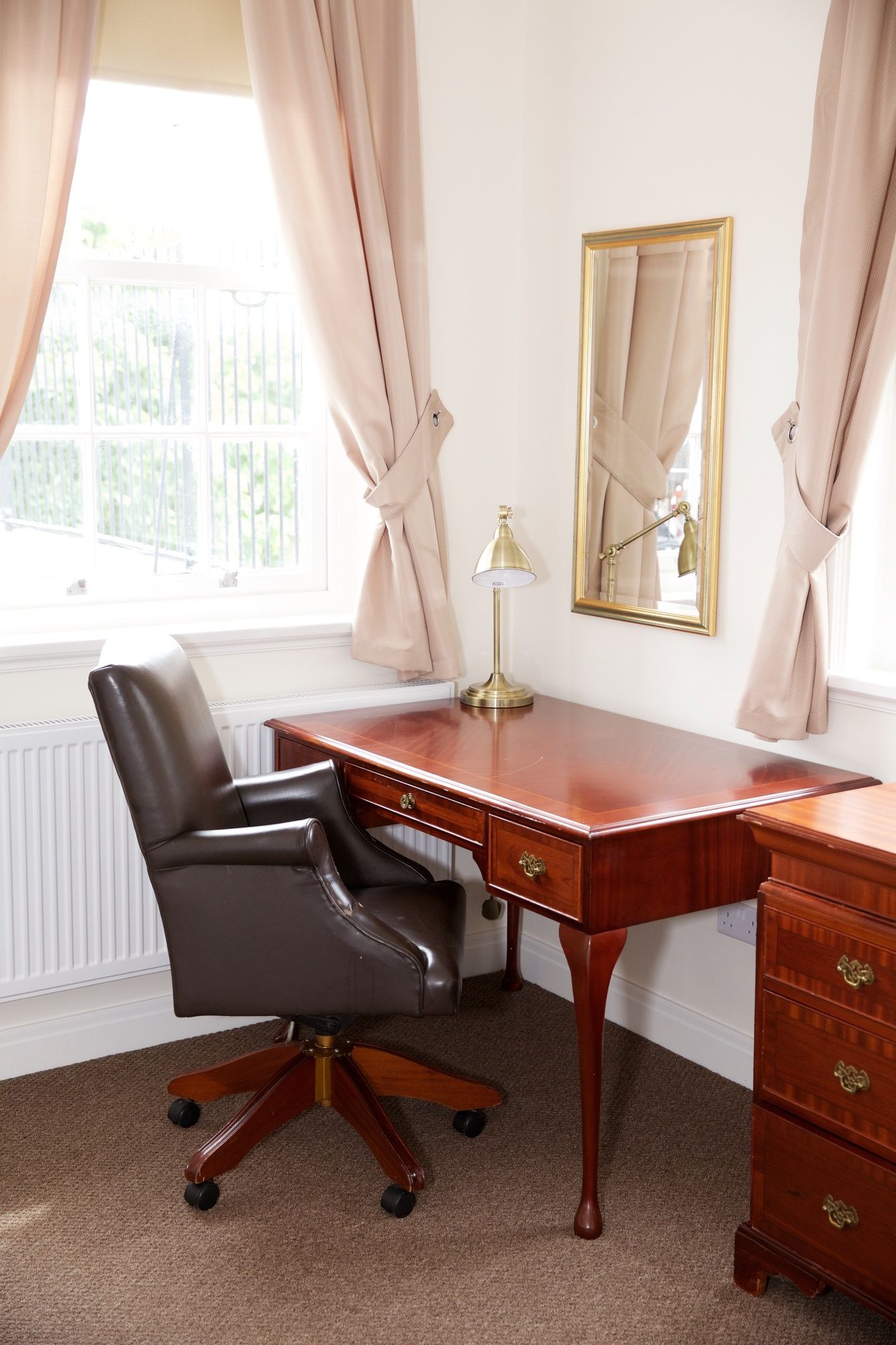 Фото The Captain Cook Hotel