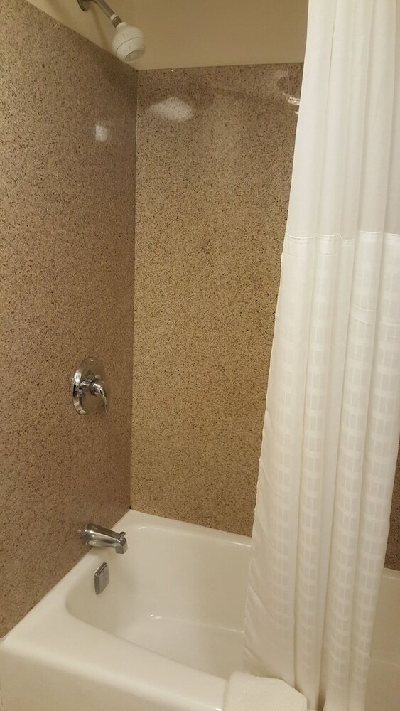 Фото Airport Waterfront Inn