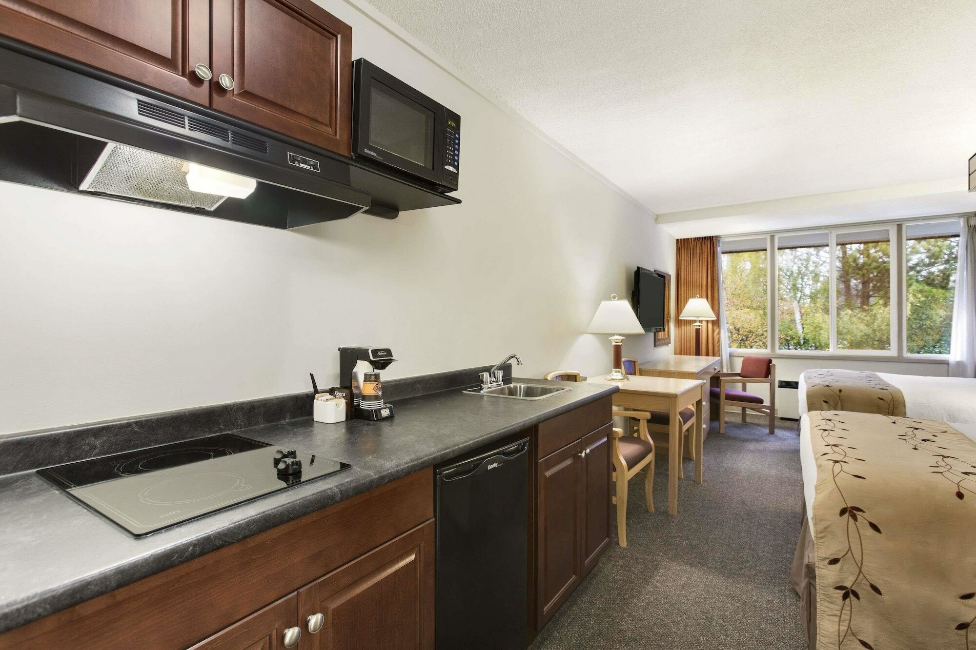 Фото Days Inn by Wyndham Victoria Airport Sidney