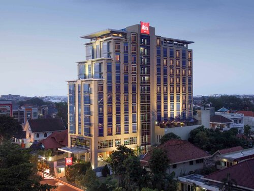 Внешний вид отеля Ibis Semarang Simpang Lima в Семаранге, фото 1
