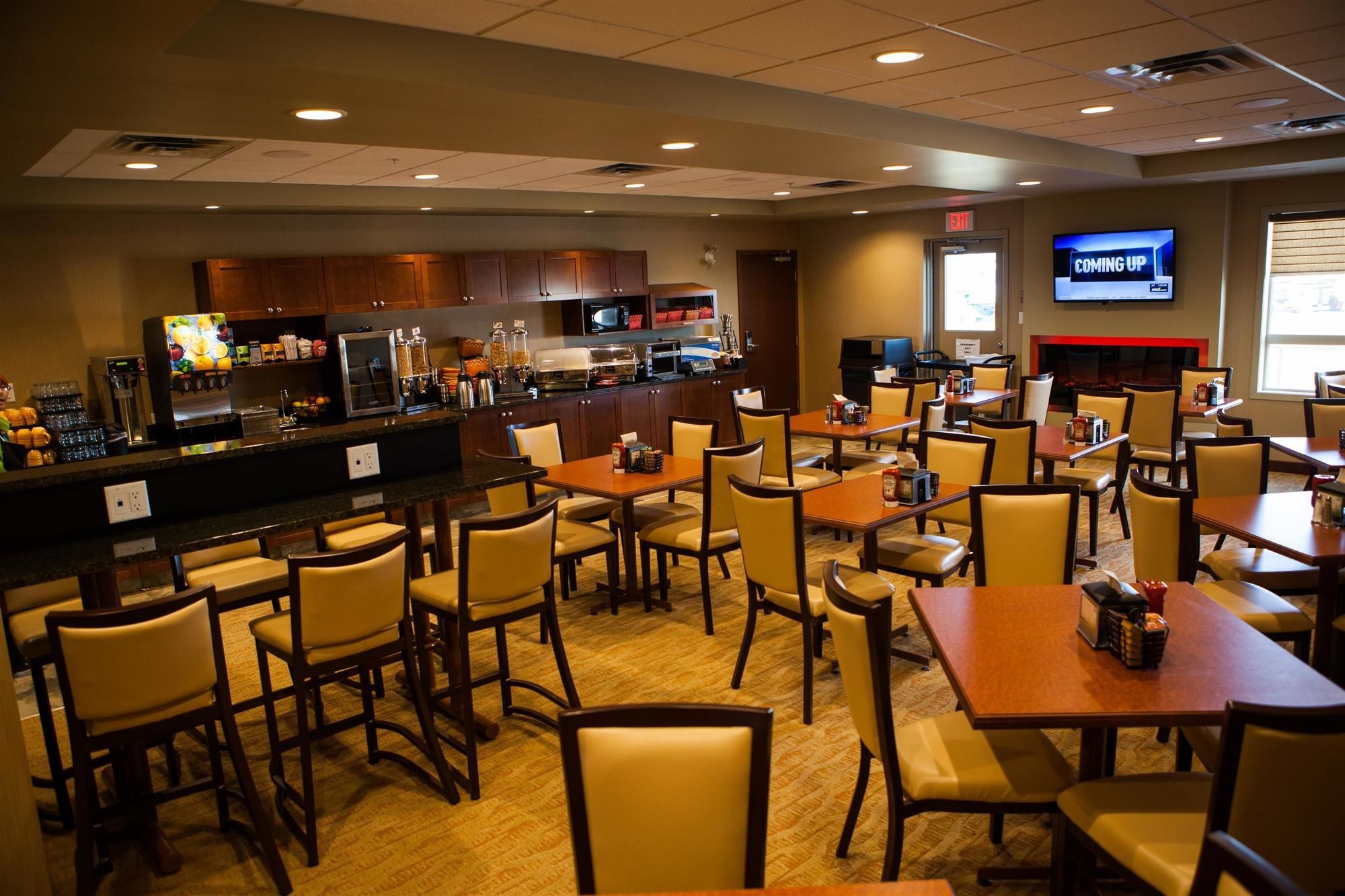 Фото Best Western Plus Service Inn & Suites