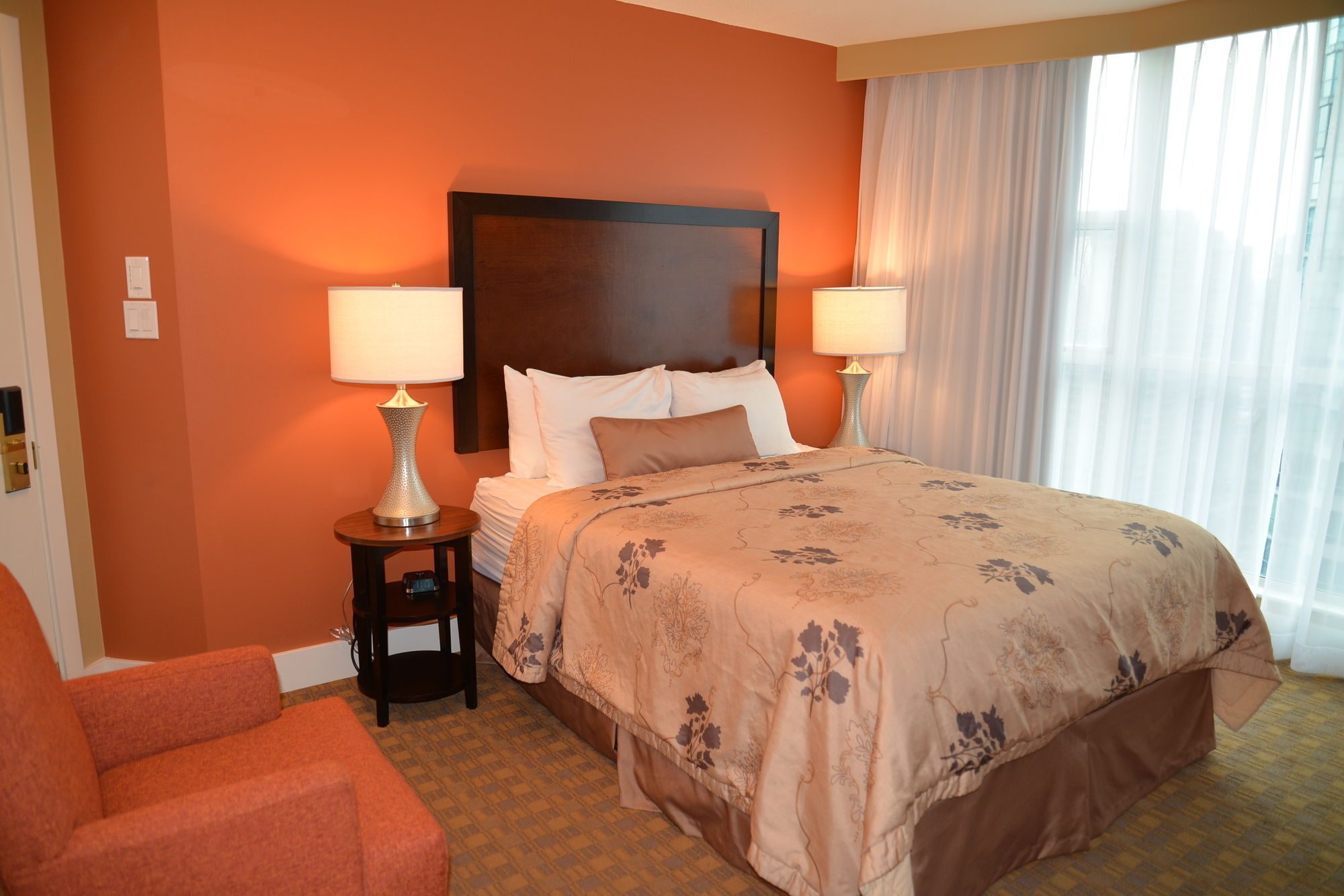 Фото Rosedale on Robson Suite Hotel