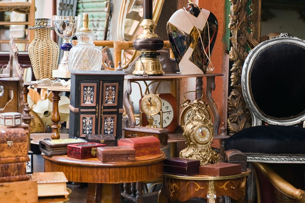 Antique store The center of the collector's valuation of antiques, Tbilisi, photo