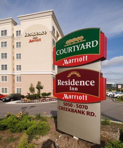 Внешний вид отеля Courtyard Mississauga-Airport Corporate Centre West в Миссиссоге, фото 2