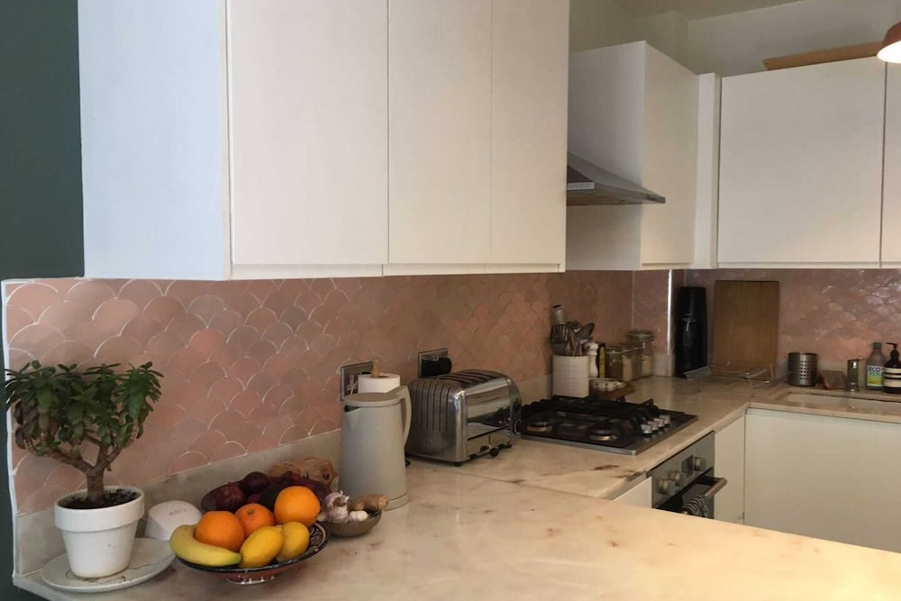 Фото Stylish 1 Bedroom Apartment in Vibrant London Fields