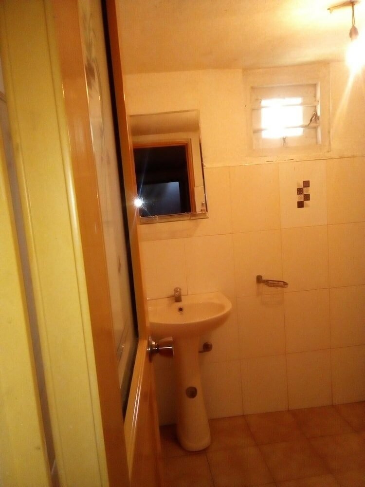 Фото Thevindu guest & red mud resturent