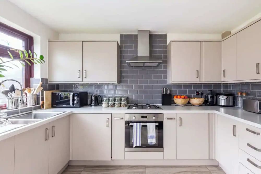 Фото Sunny 3bd House W/private Garden - Wapping!