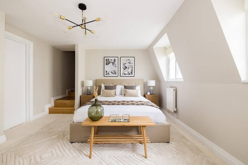 Фото The Escalier Mews - Stunning 3bdr Mews Home Flooded with Natural Light