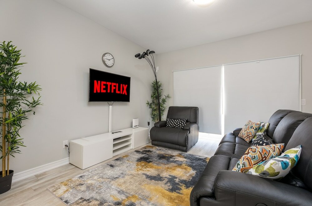 Фото Luxury Entire house mins Niagara falls & Brock uni