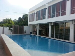 Modern Peak Suites & Private Resort (16 F Marcos Street,Bankers Village,Phase 4,Barangay Sta Cruz,1870 Antipolo,), hotel