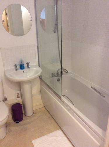 Фото Central Apartment by Cardiff Holiday Homes