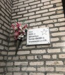 В этом доме в 1992-2000г.г. жил Герой Российской Федерации А.В. Завьялкин (ulitsa Zharova, 1), placa conmemorativa, primera piedra