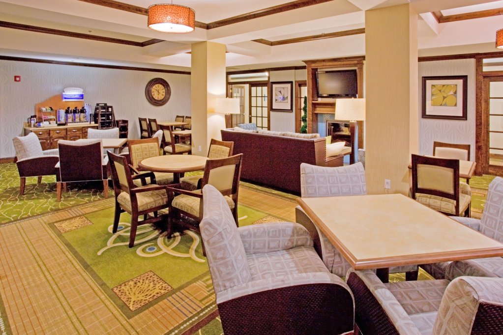 Фото Holiday Inn Express Hotel & Suites Logan, an Ihg Hotel