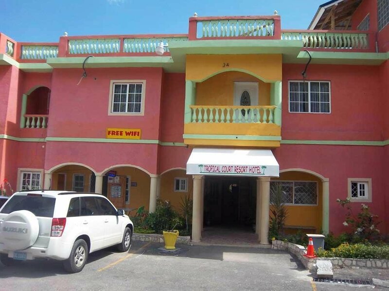 Гостиница Tropical Court Hotel в Монтего-Бей
