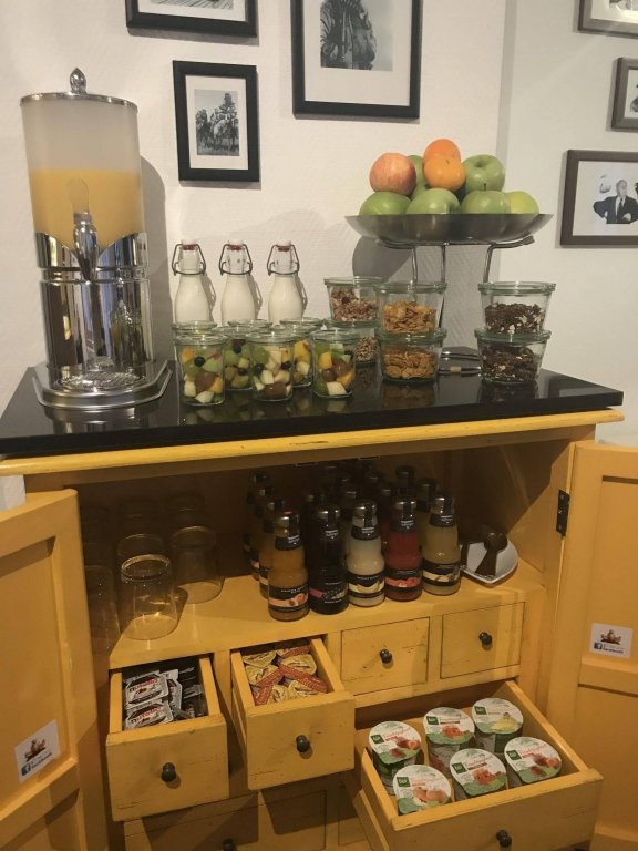 Фото Hotel H. E. Y. M. A. N. N.