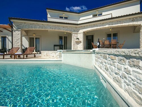 Гостиница Lavish Villa in Vižinada with Swimming Pool & Hot Tub