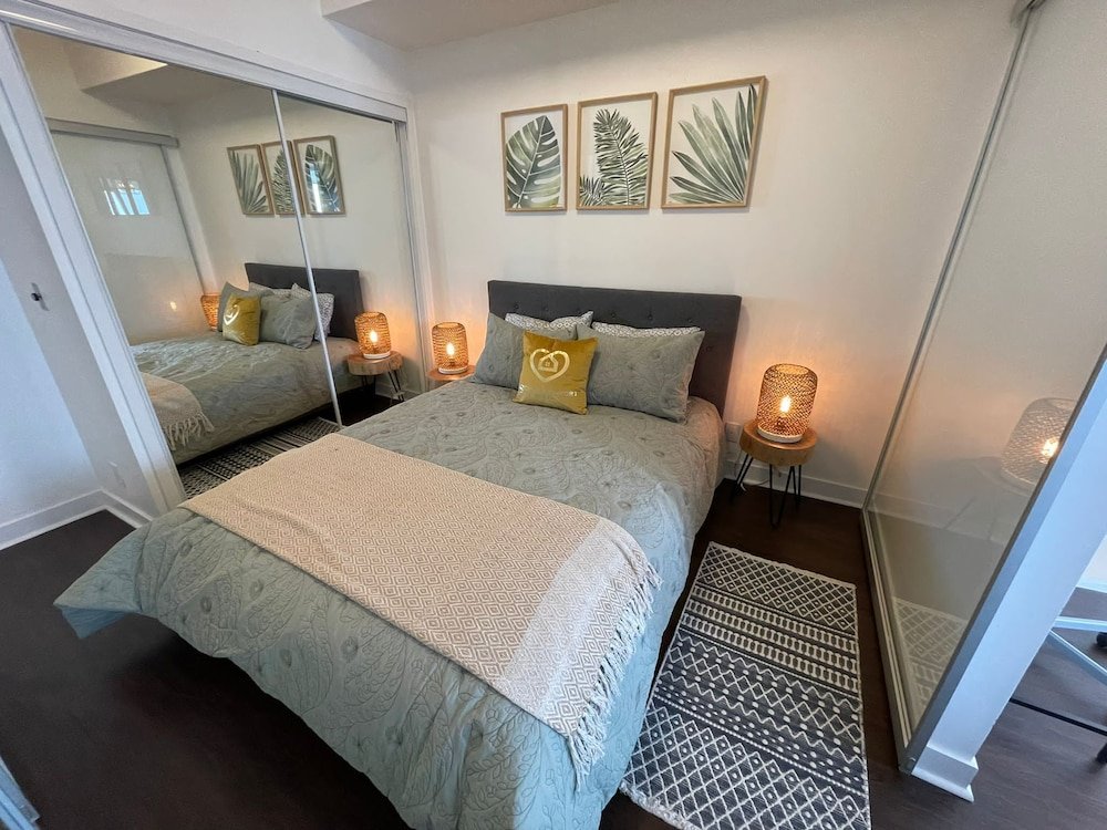 Фото Simply Comfort Gorgeous Apartments in the Heart of Toronto