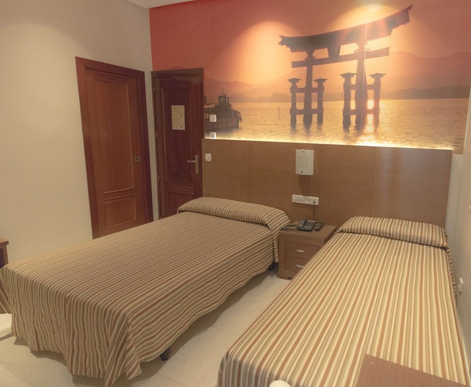 Фото Hostal Atocha Almudena Martín