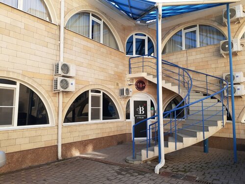 Ол камераға сиськилерін көрсетті.