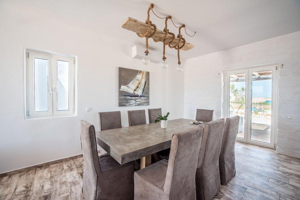 Фото Funky holiday home with pool, next to the beach by VillaRentalsgr