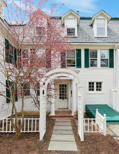 Внешний вид отеля The Dewey в Леноксе, фото 1