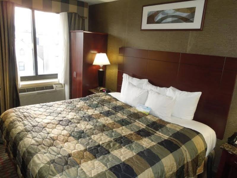 Фото Days Inn by Wyndham Brooklyn