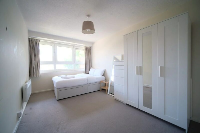 Гостиница Spacious 3 Bedroom Apartment in Battersea With Terrace в Лондоне