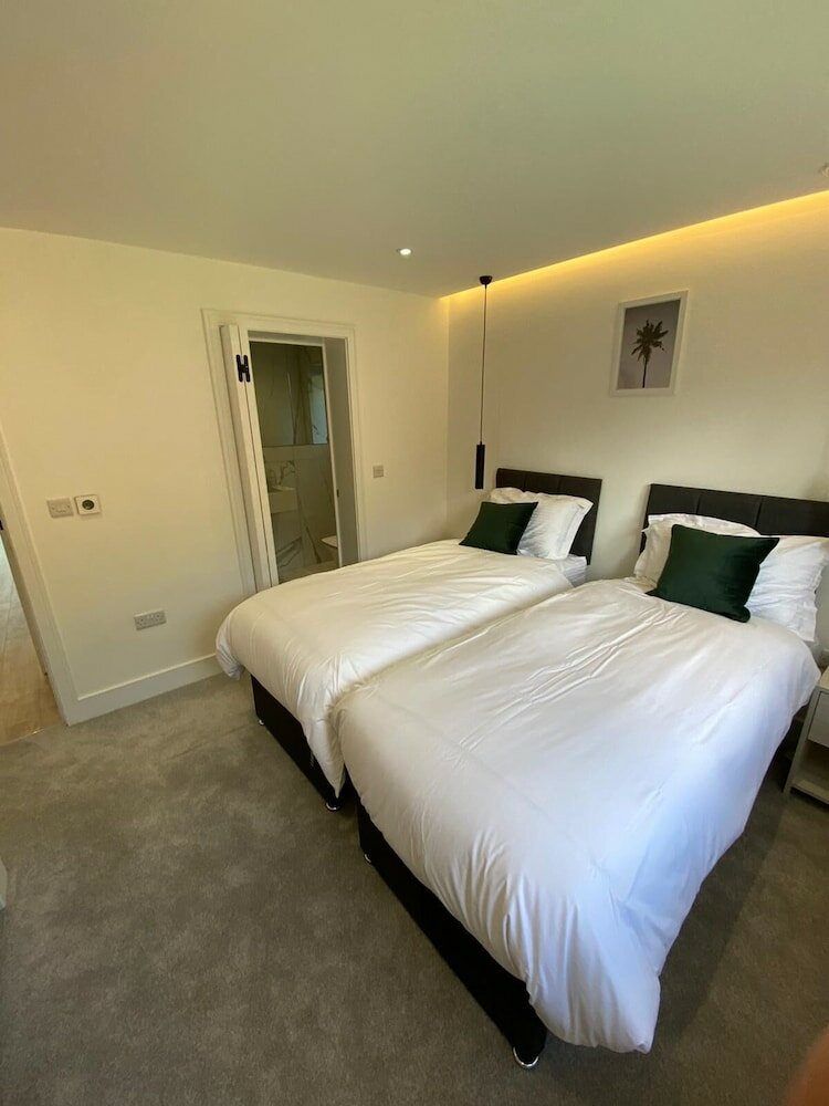 Фото Stylish 2 Bed Flat with Parking