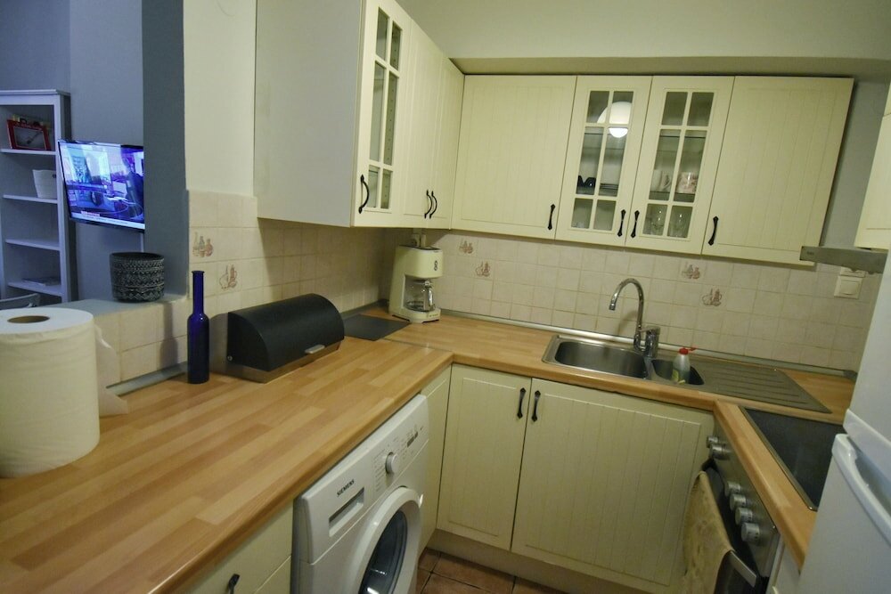 Фото Seven Seconds Away