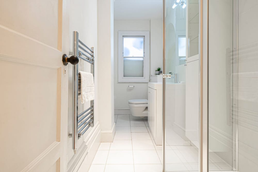 Фото Beautiful Belgravia Apartment by Underthedoormat