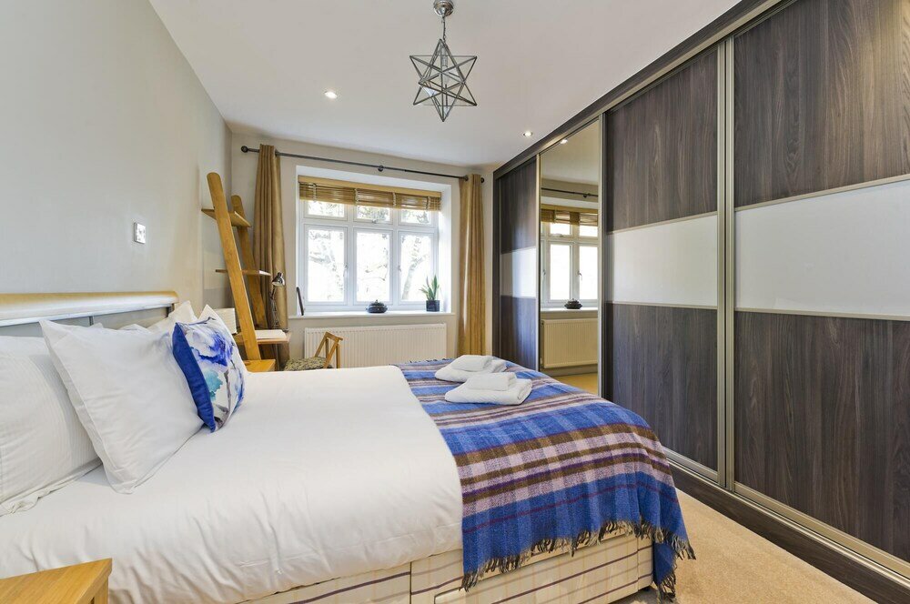 Фото Delightful Apartment in Prime Location Near Hampstead Heath by Underthedoormat