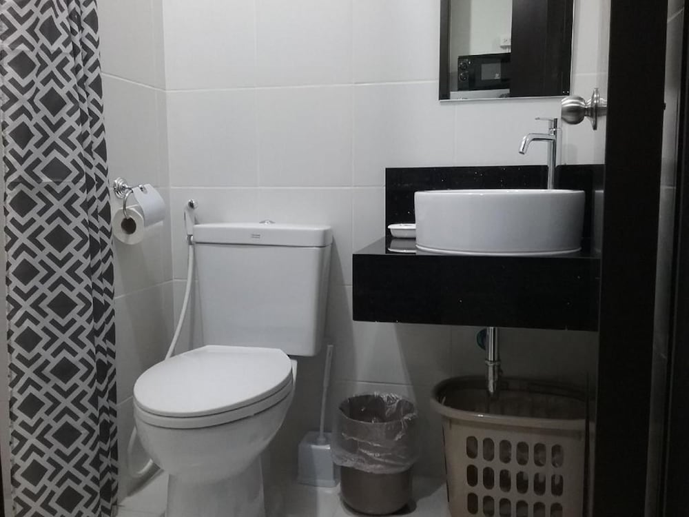 Фото Condoluxe Pioneer Woodlands w Parking