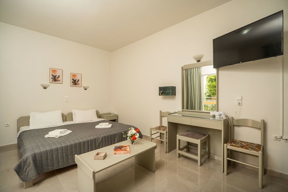 Фото Manos Beachside Apartments