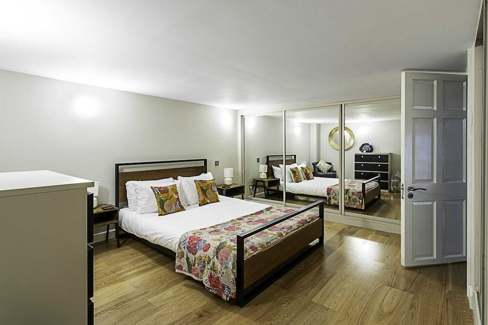 Фото Elegance in Westminster: Victoria Vibes Apartment