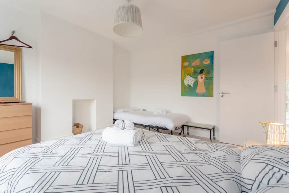 Фото Stylish 2 Bedroom Apartment in London