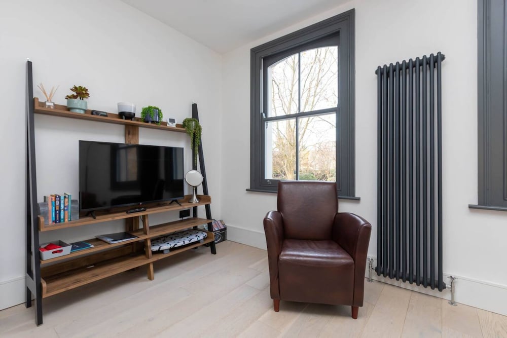 Фото Contemporary 2 Bedroom Apartment on Columbia Road