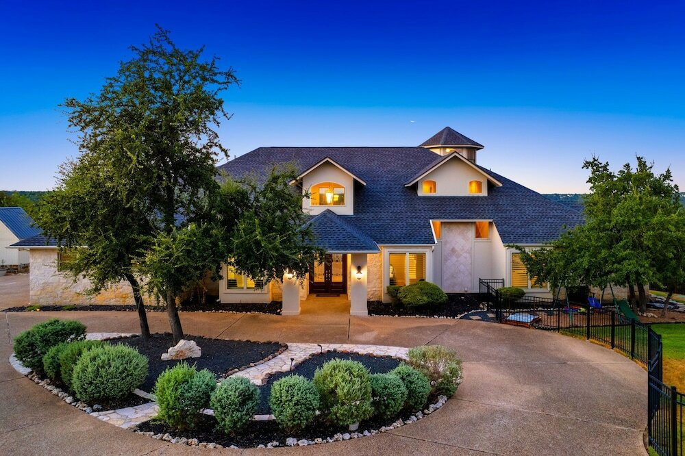 Фото Hillside Infinity Pool Retreat