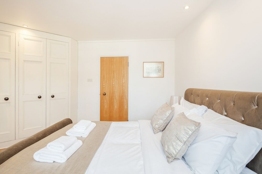 Фото Great Mayfair Apartment - Sleeps 6