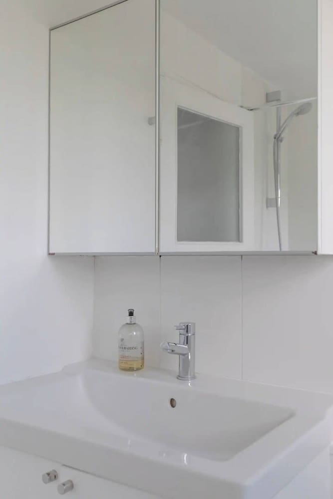 Фото Compact & Light Studio Flat - Ladbroke Grove